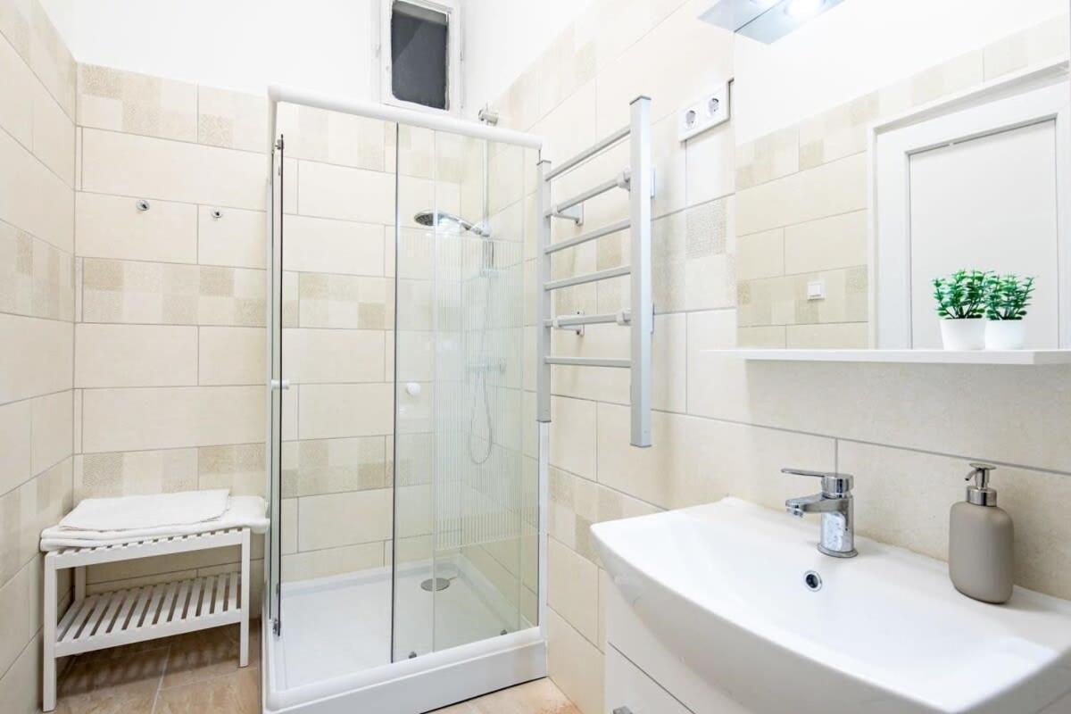 Central - New - Comfy Ac Studio Budapest Esterno foto
